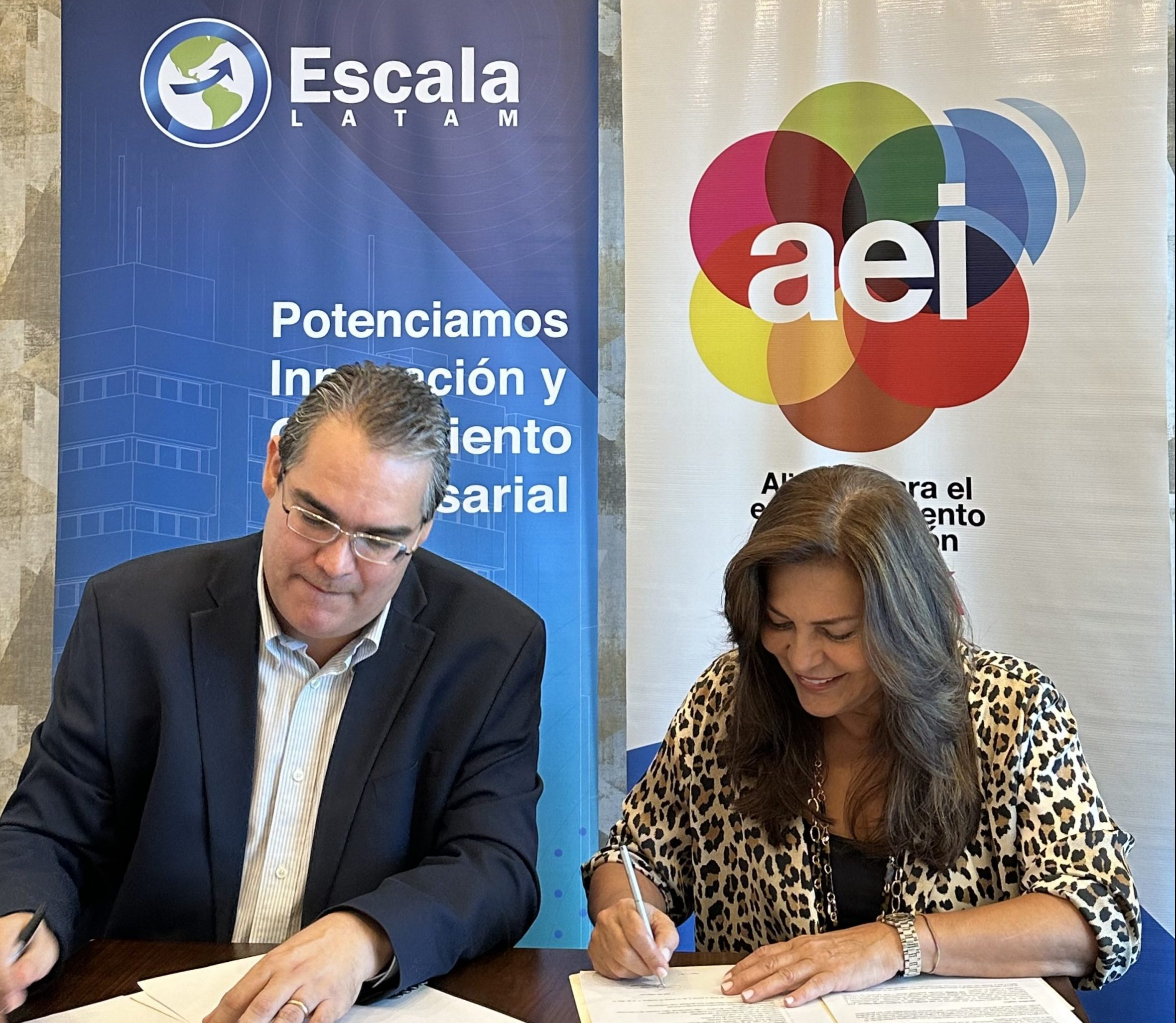 Escala Latam y La Alianza para el Emprendimiento e Innovación Firman Convenio de Colaboración